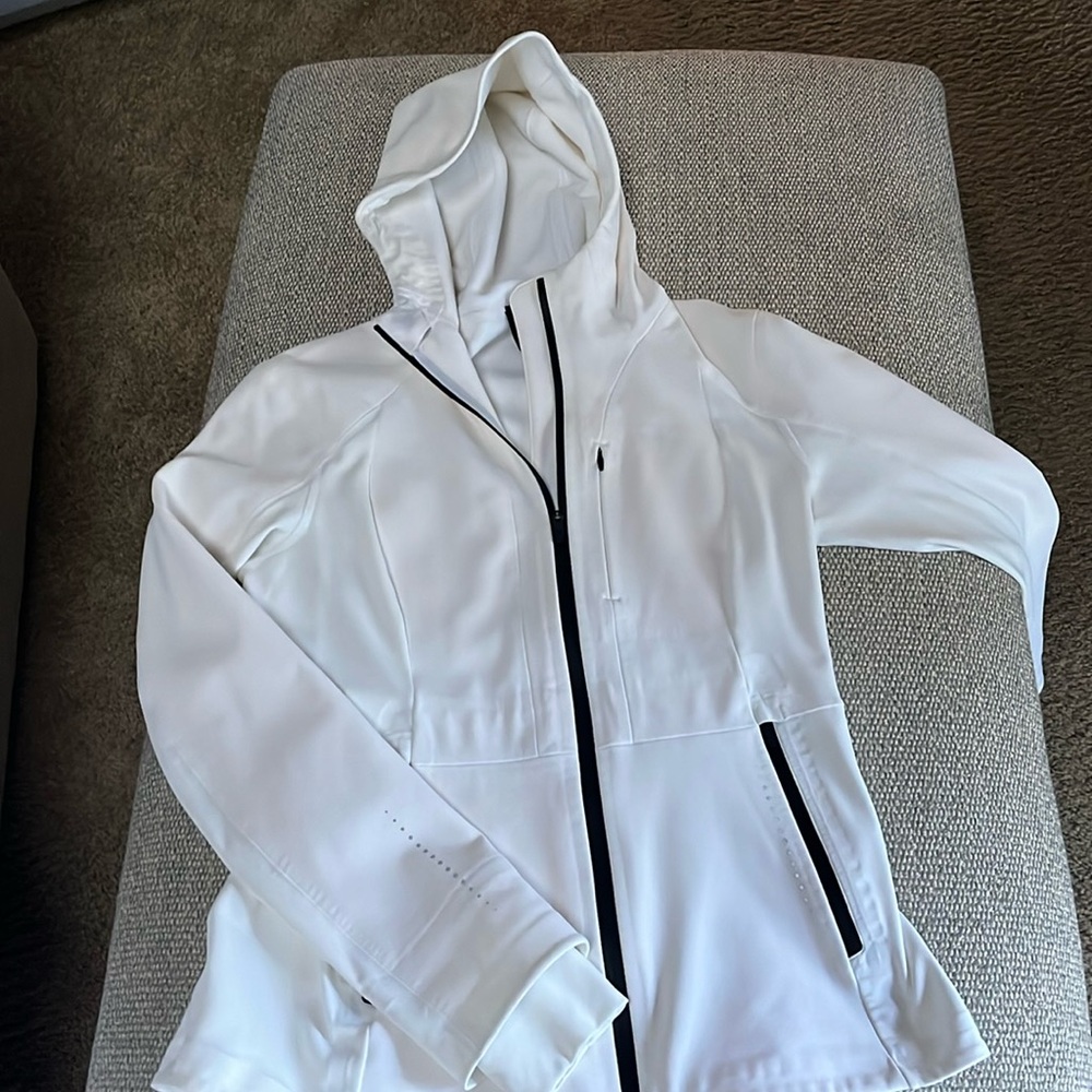Lululemon cross chill jacket. Size 8. Great condition.